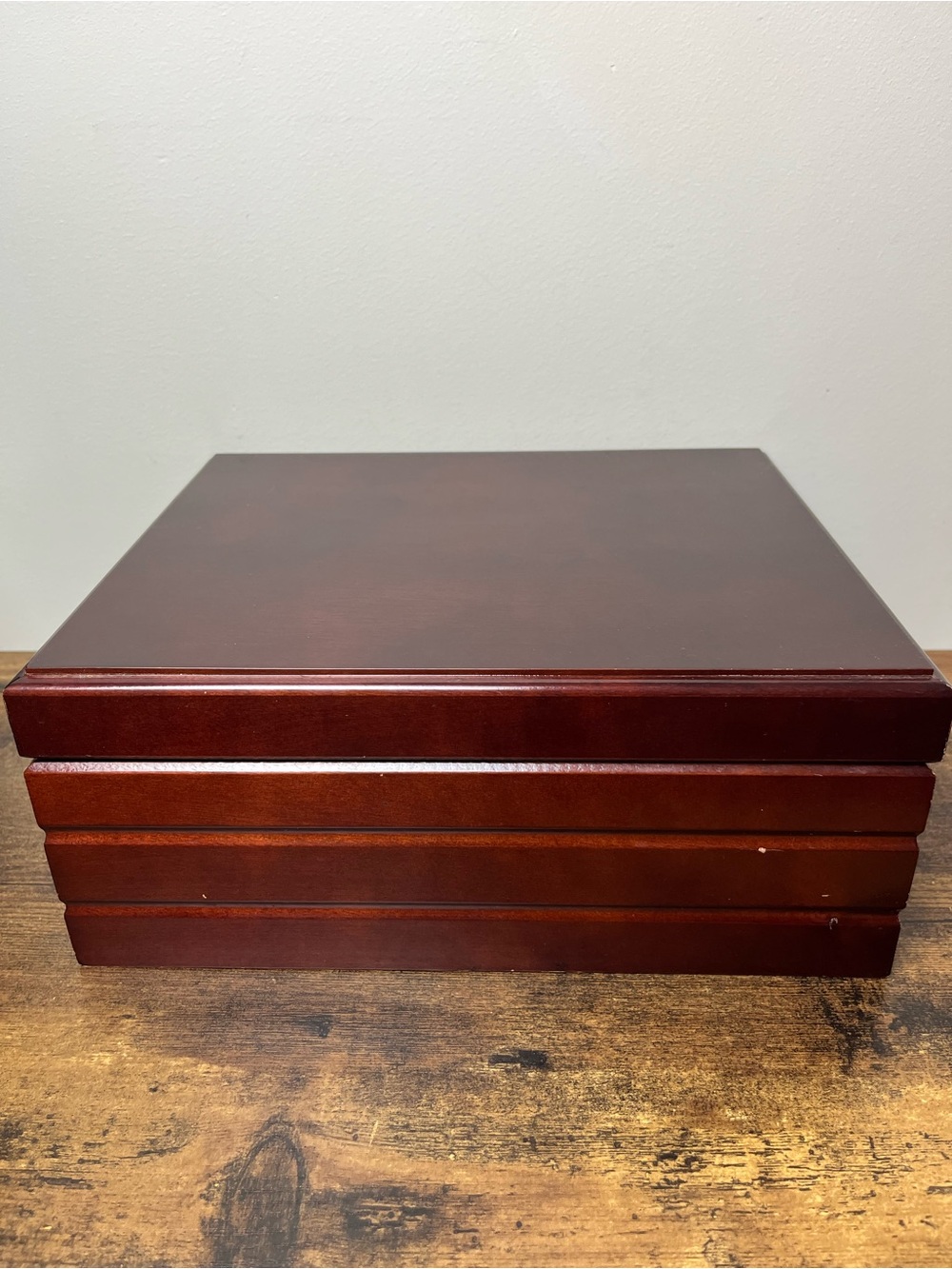 Classic Mahogany Finish Cigar Humidor